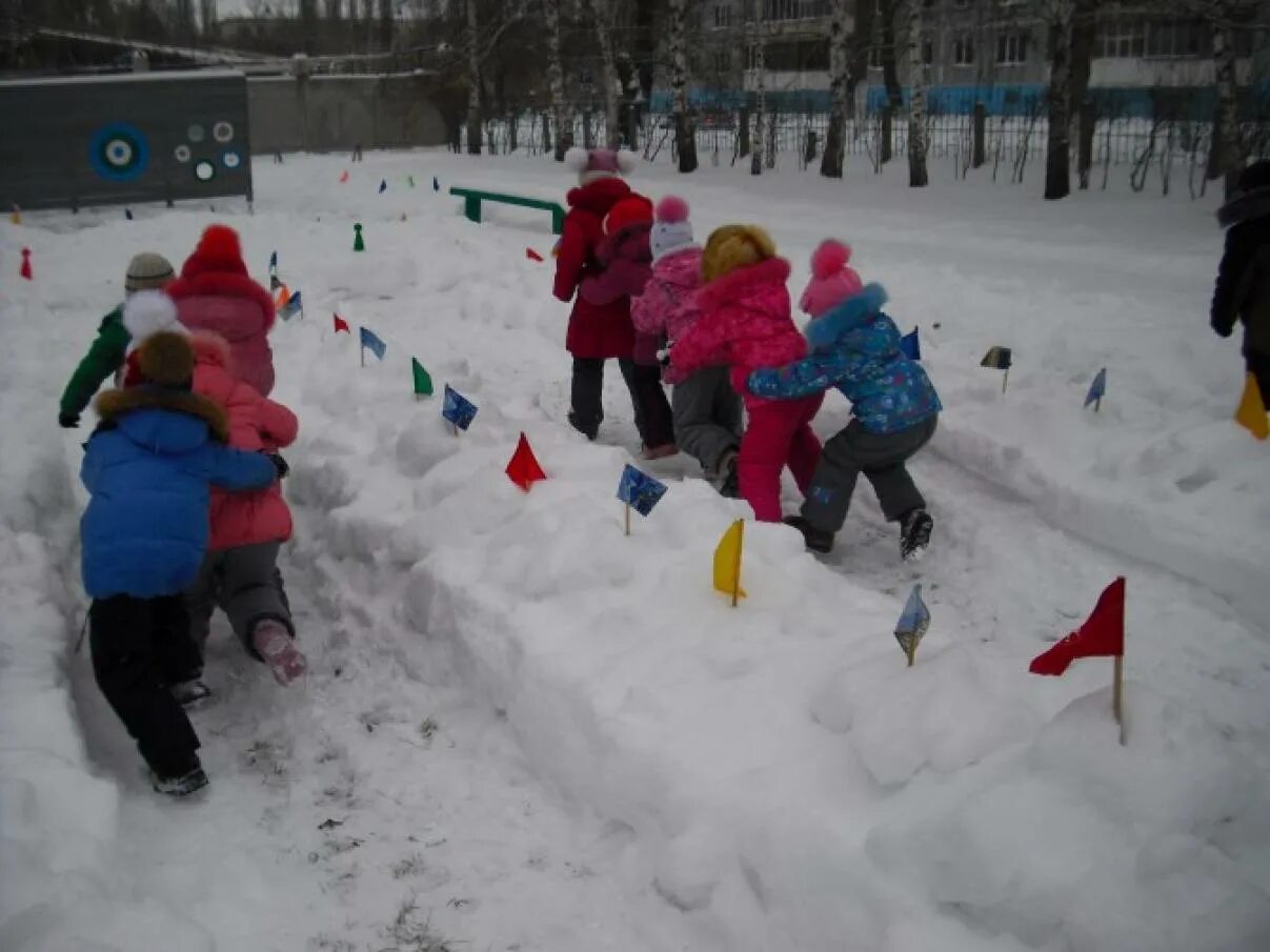 Игры можно играть зимой. Зимние забавы в детском саду на улице. Зимняя прогулка в детском саду. Развлечения зимой в детском саду. Зимние игры для детей на улице.