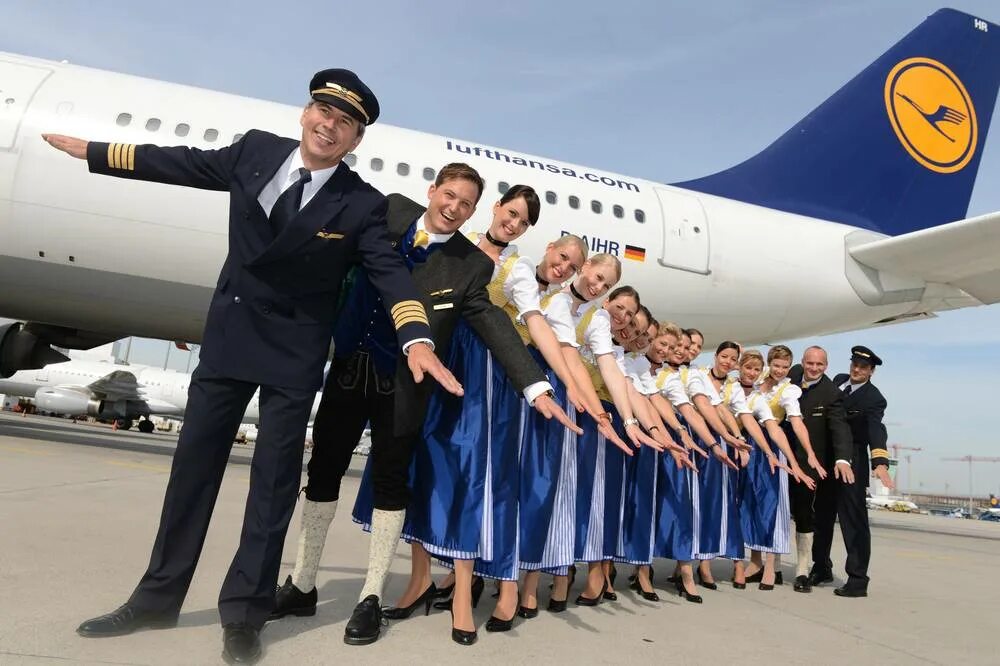 Стюардессы авиакомпании Люфтганза. Lufthansa Airlines стюардессы. Форма стюардесс Люфтганза. Пилоты Райанэйр. Авиакомпания полетели