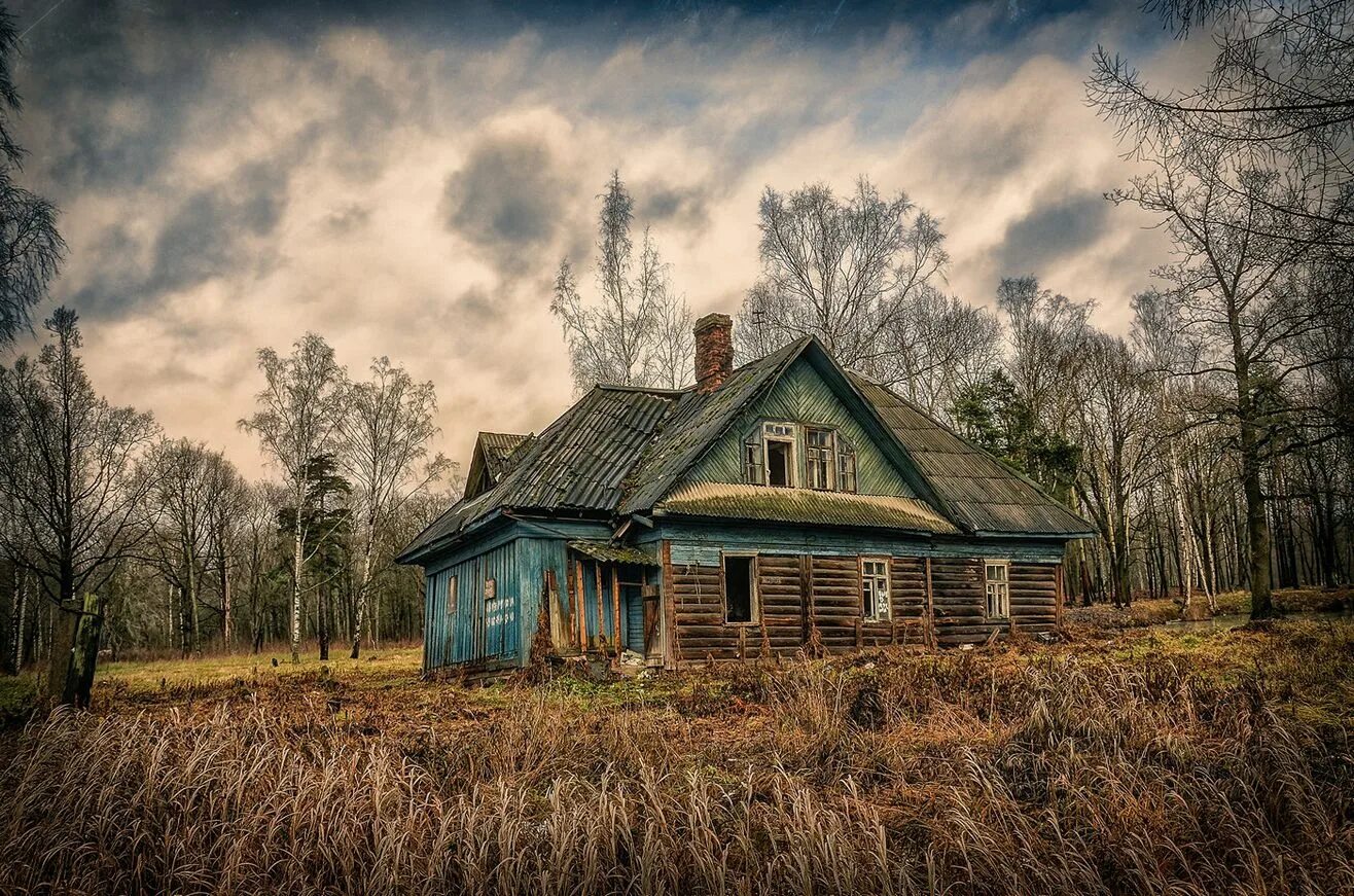 Заросший дом в деревне. Заброшенный дом на озере Сенека, штат Нью-Йорк, США.. Заброшенный дом в деревне. Заброшенный старый деревенский дом. Дом деревня заброшка.