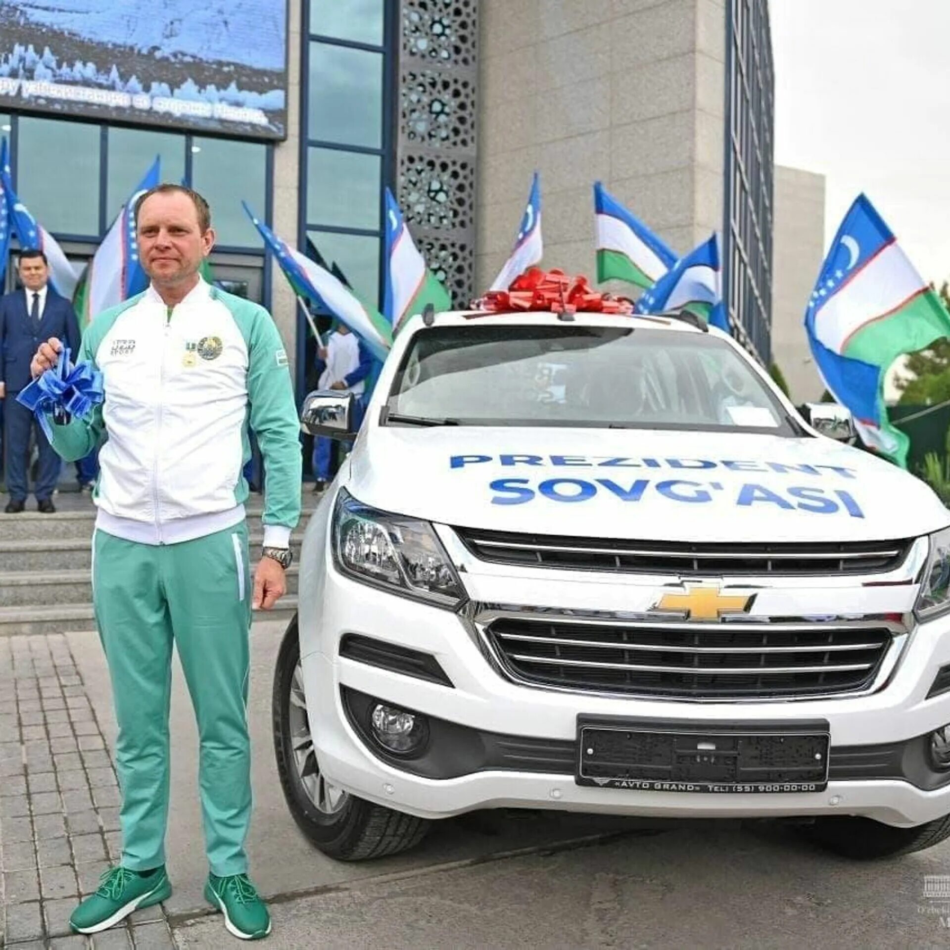 Узбекистан станет россией. Автомобиль президента Узбекистана. Флаг Узбекистана на машине.