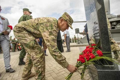 Отдать почести