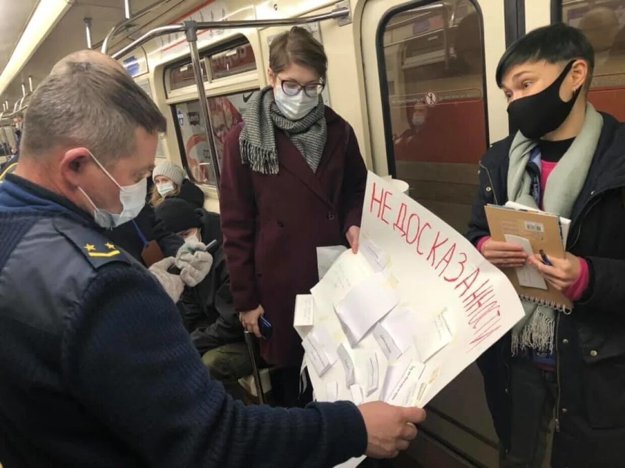 Сотрудники метрополитена Санкт-Петербурга. Толпа в питерском метро. Толпа сотрудников метрополитена.