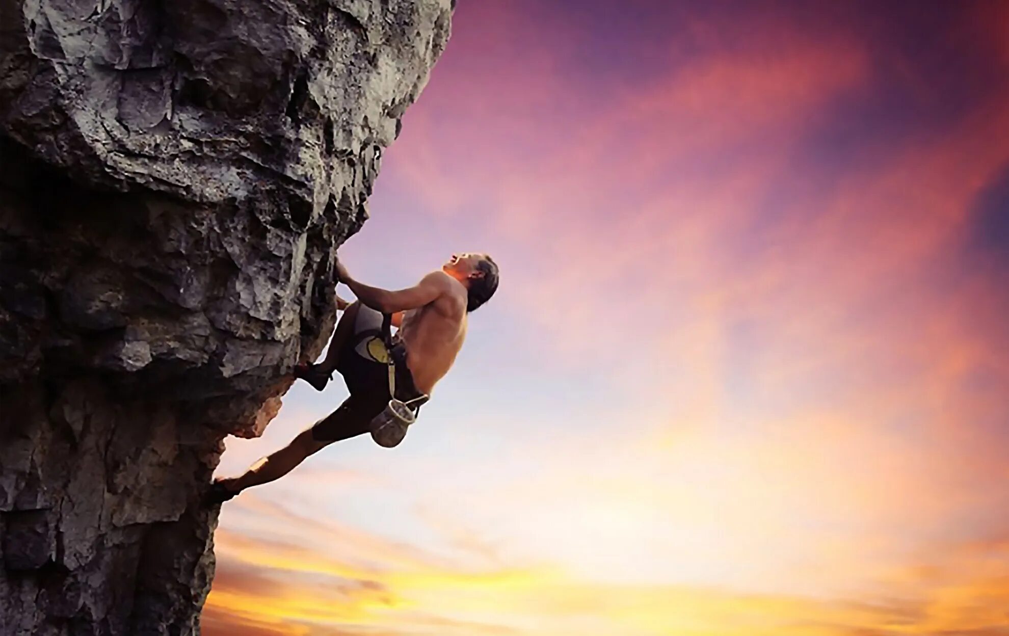 Сила воли на скалу. Человек карабкается на стену. Climbing man. Скульптура преодоление себя. Ты покоришь любые вершины