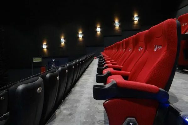 В кинотеатре есть три зала