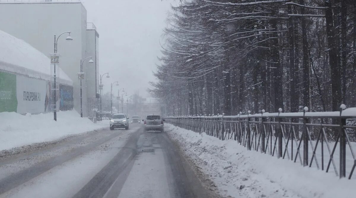 Погода в южно сахалинске в августе. Метель в городе. Сильный снег. Снегопад метель. Южно-Сахалинск снег.