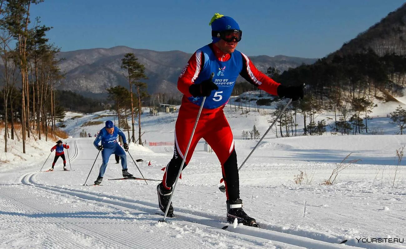 Современный лыжный спорт лыжного спорта. Кросс Кантри скиинг. Лыжник. Лыжные соревнования. Лыжи спорт.