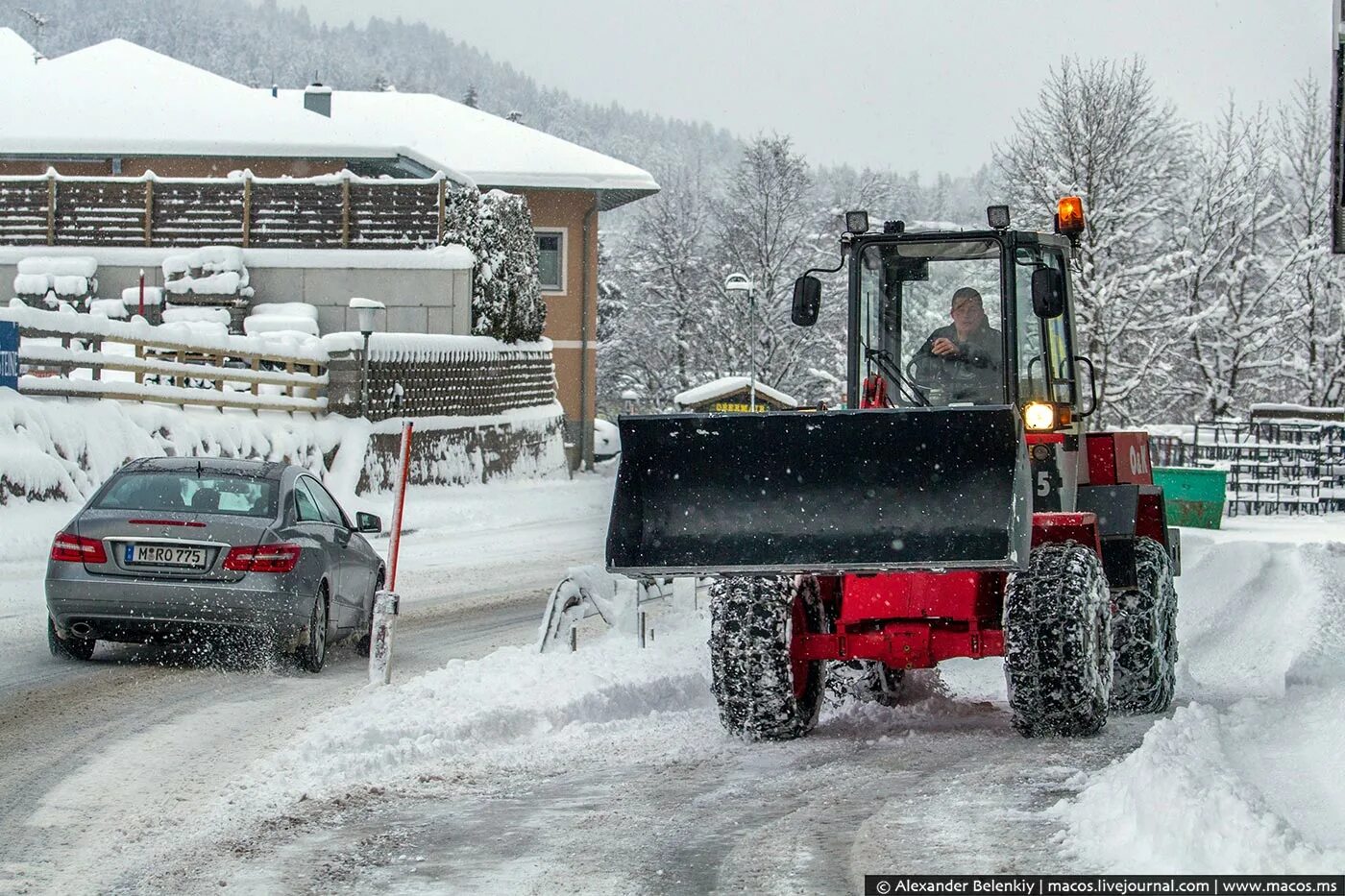 Уборка снега в деревне. Техника для уборки снега на участке. Очистка территории от снега трактором. Трактор убирает снег. Чистить снег в деревне