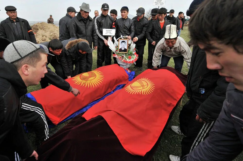 Киргизии 2010. Революция кыргызстан 2010. дынная революция в киргизии. апрельская революция в кыргызстане. апрельская революция в кыргызстане 2010.