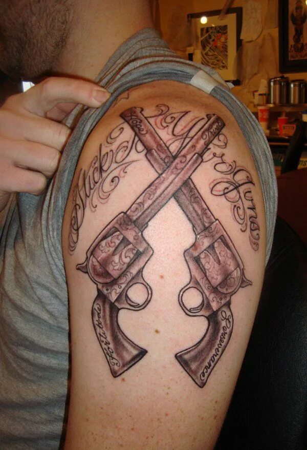 Тату револьвер на руке. Револьвер в руке. Tattoo guns. Тату подвязка с пистолетом. Тату подвязка с пистолетом.