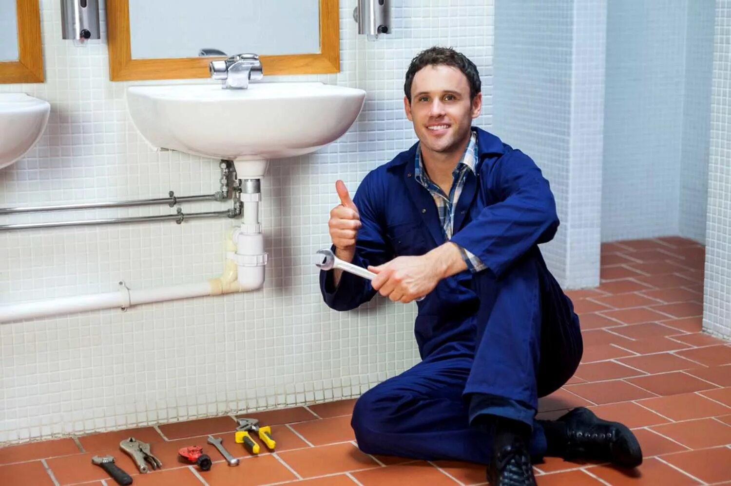 Сантехник русский. Старый слесарь. Слесарь-сантехник. Русский сантехник. Услуги сантехника.