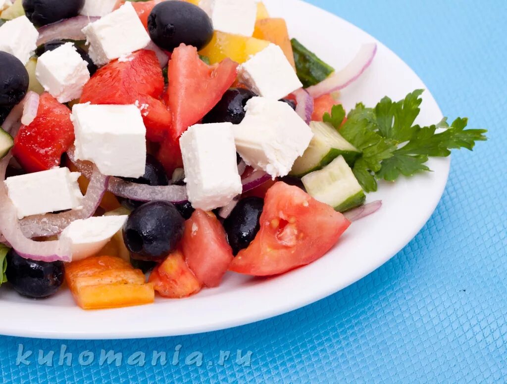 Цезарь с фетаксой. Греческий салат. Салат греческий классический. Greek salad(греческий салат). Греческий салат пп.