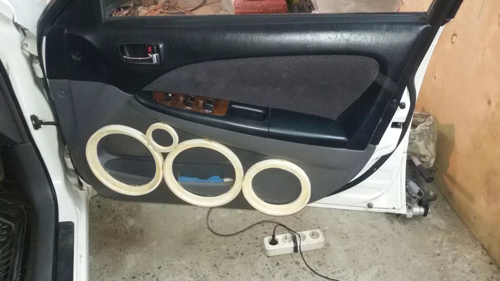 Подиумы toyota caldina 210. Дверные карты тойота калдина. Toyota corona 170 дверные карты. Дверь без обшивки toyota caldina 241. Дверные карты тойота калдина.