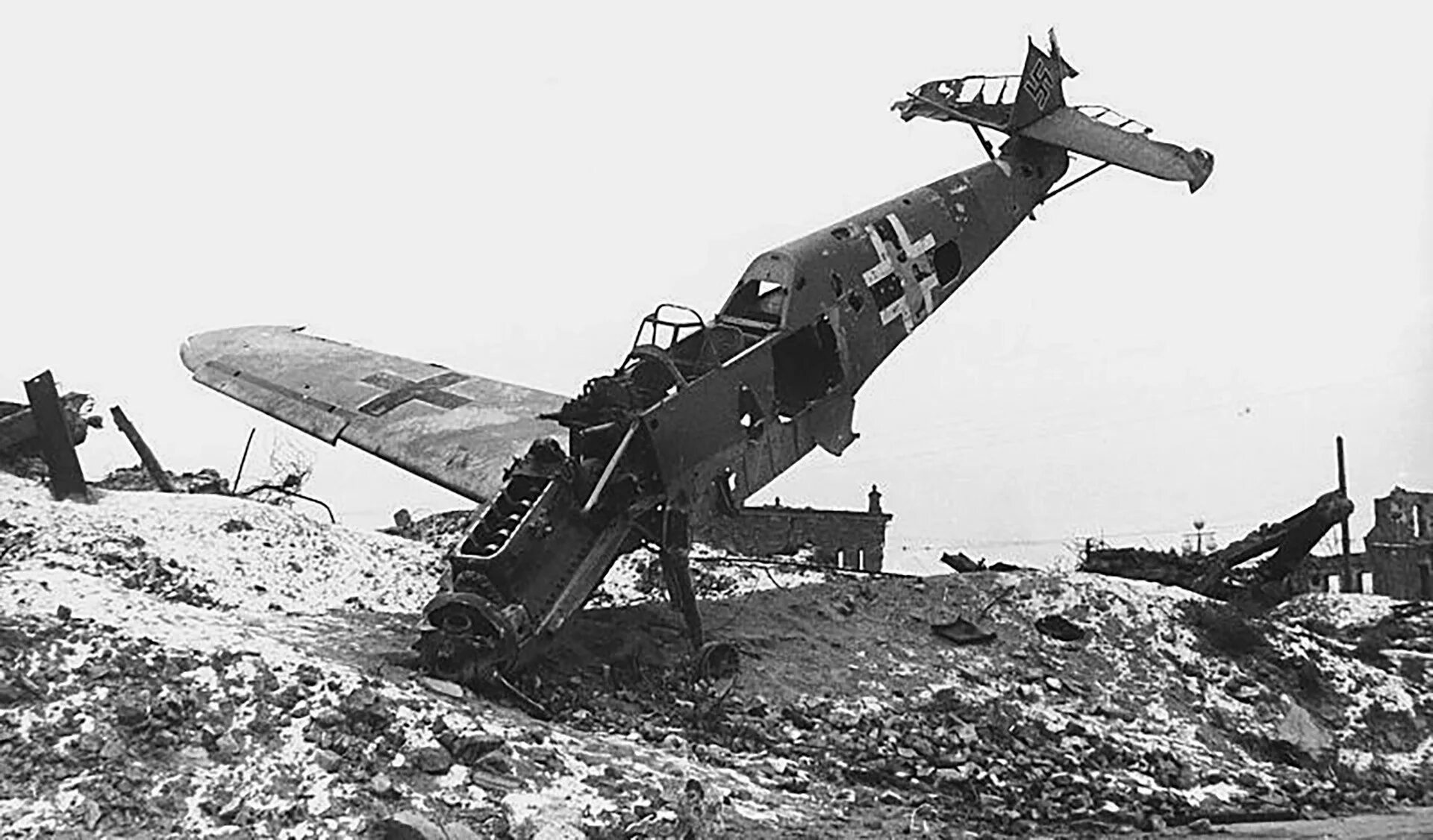 Сбитый Мессершмитт 109. Сбитый Мессершмитт 109 Сталинград. Сбитый самолет в Сталинграде. Подбитые самолеты второй мировой войны.