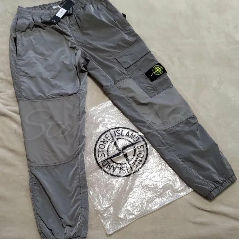 Спортивные штаны stone island. Штаны Стоун Исланд. Нейлоновые штаны Stone Island. Рефлективные штаны Stone Island.