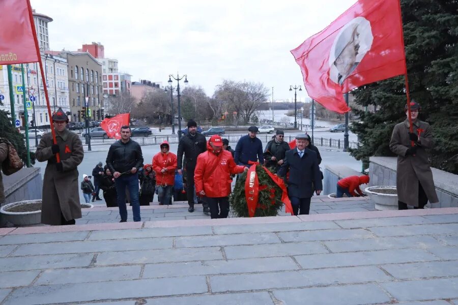 Др ленина 21 апреля. Ленинская горка Омск. День рождения Ленина. 22 Апреля день рождения Ленина. 22 Апреля праздник день рождения Ленина.