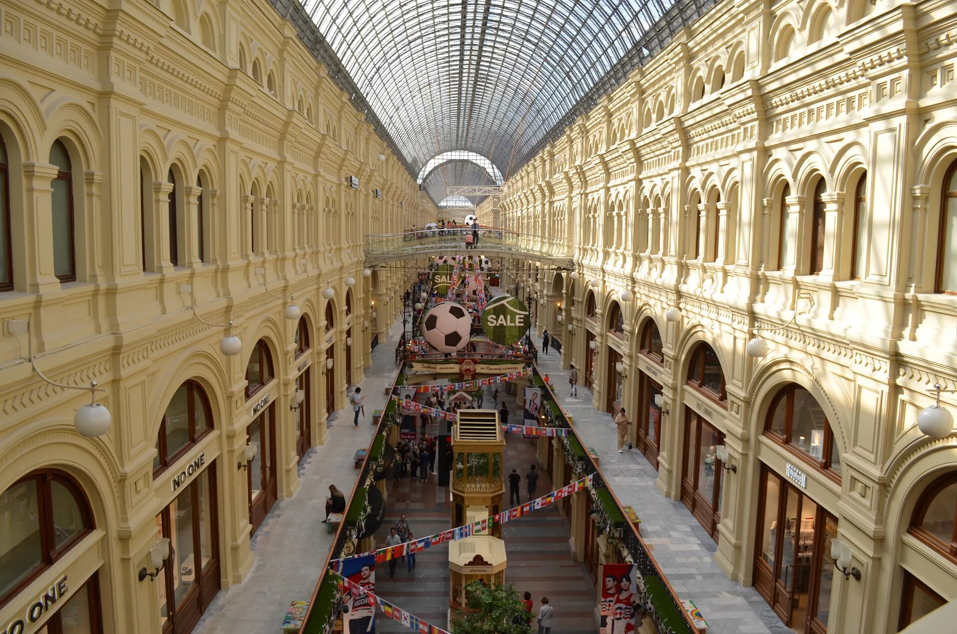 Гум прокат. ГУМ Москва. ГУМ на красной площади. ГУМ на красной площади в Москве площадь. Универмаг ГУМ Москва.