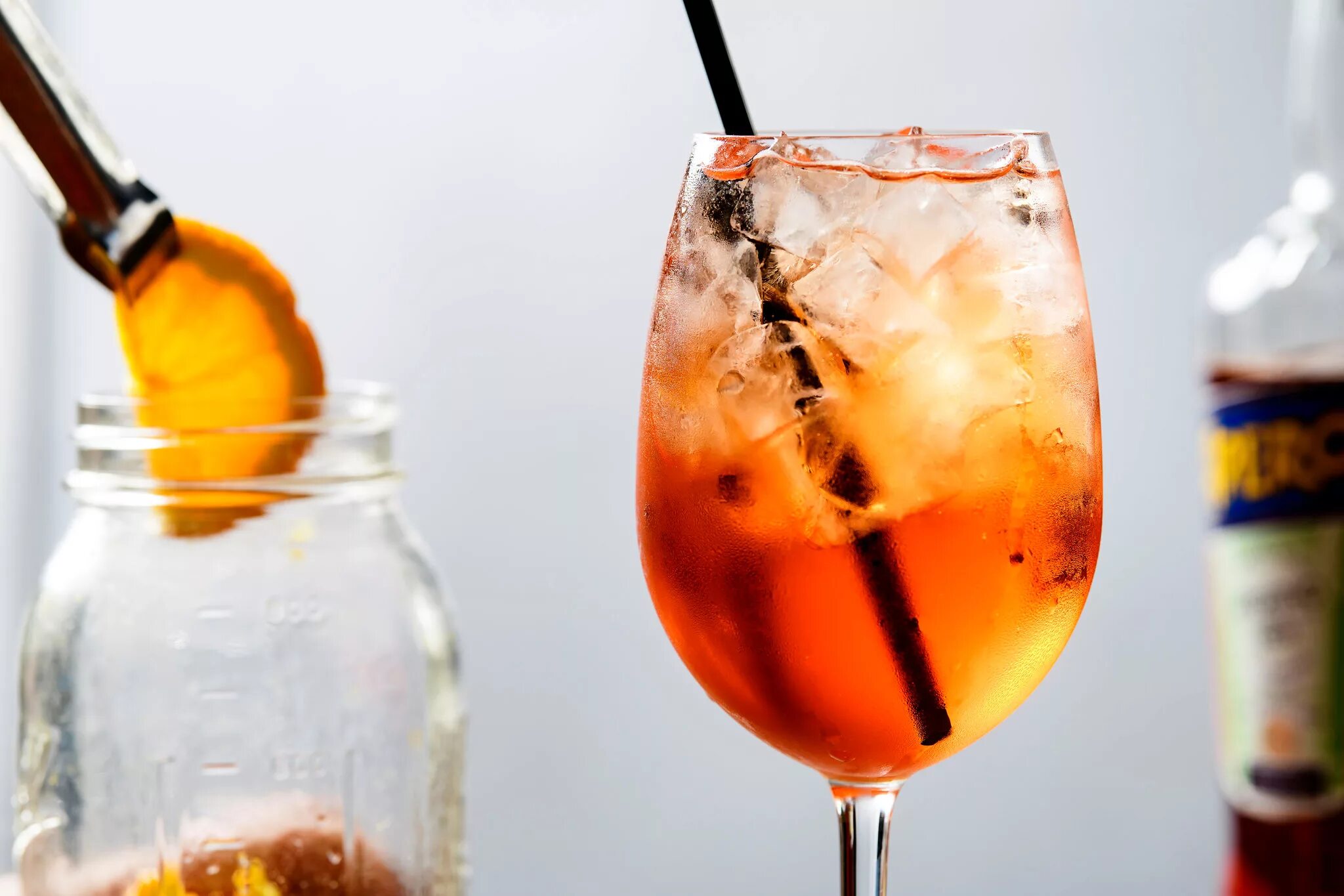 Spritz коктейль. Коктейль шприц апероль классический. Напиток апероль шприц. Spritz коктейль. Spritz коктейль.