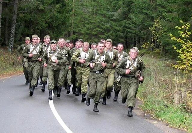 Марш бросок 5 км. Марш бросок в армии. Солдаты на марш броске. Бег в армии. Побегу рф