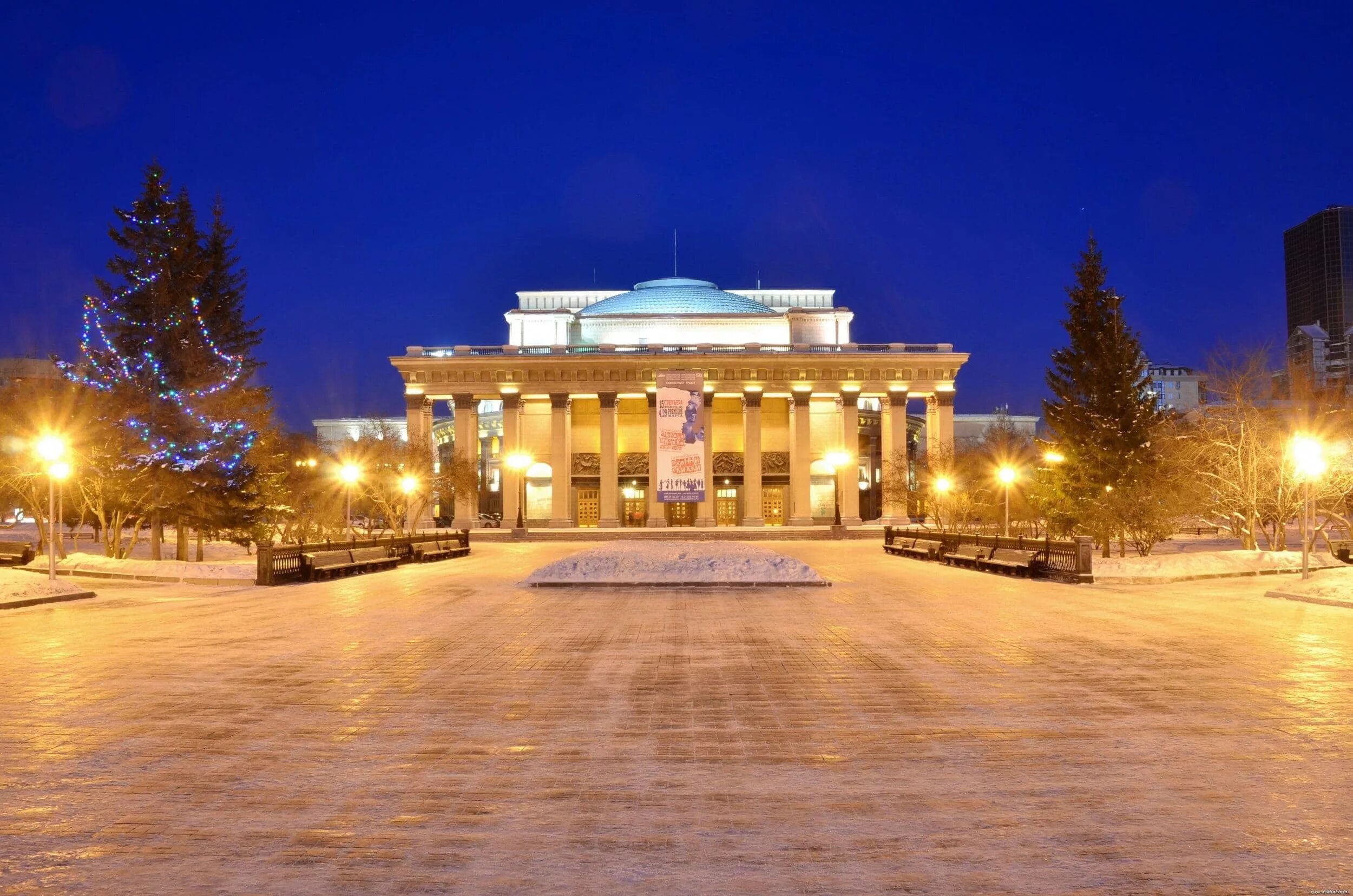 Новосибирский театр оперы и балета. Площадь Ленина Новосибирск НОВАТ. Площадь Ленина оперный театр. Оперный театр Новосибирск зимой.