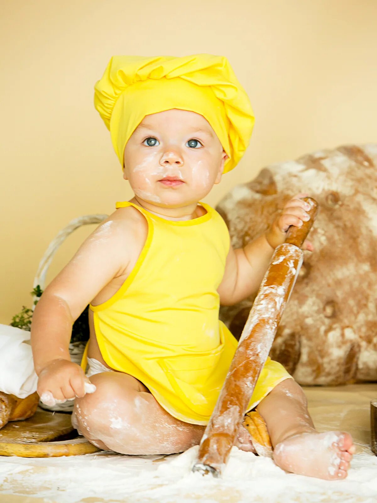 Желтый малыш. Малыш желтый. Костюм поваренка для малыша. Костюмчик поваренка для малыша. Младенец в желтом.