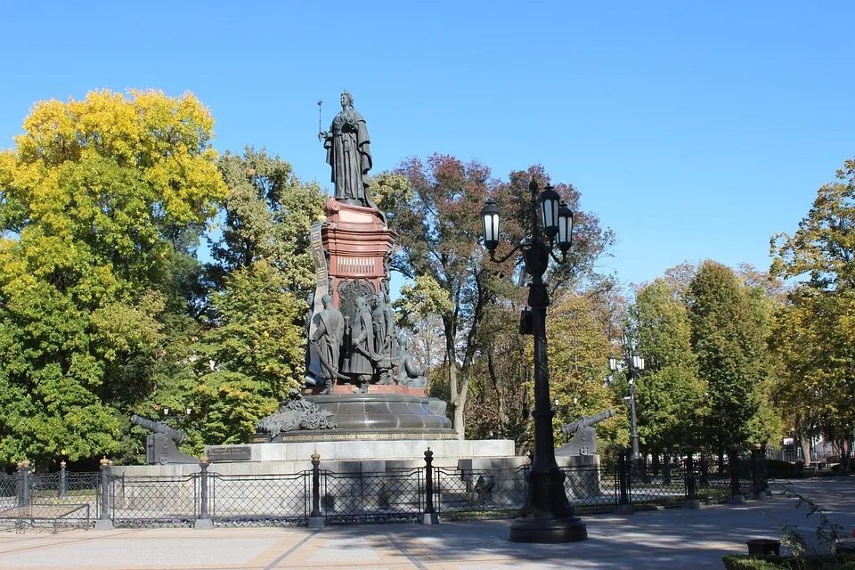 Памятник Екатерине II (Краснодар). Памятник Екатерине в Краснодаре. Памятник Екатерине Великой в Краснодаре. Микешин памятник Екатерине в Краснодаре.