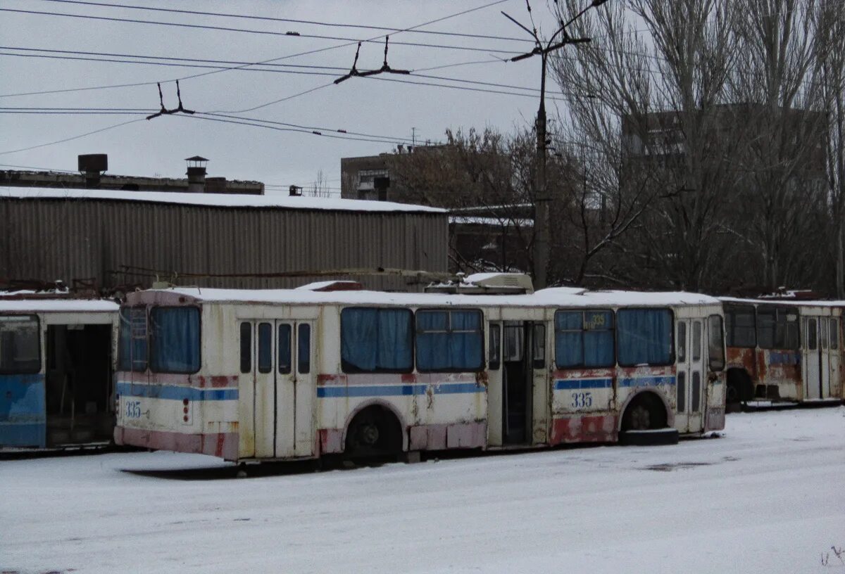 Алчевск троллейбусное депо. Троллейбус Алчевск ЗИУ-10. Троллейбусно-автобусное депо в Алчевске. Троллейбусное депо Луганск.