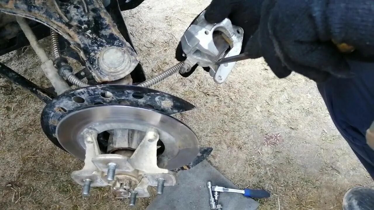 Тормозные колодки сф мото х8. Сф мото 500 тормоза. Задний тормоз cf moto 500. Колодки тормозные передние стелс леопард 600. Как ставить пружину на задний суппорт cfmoto500.
