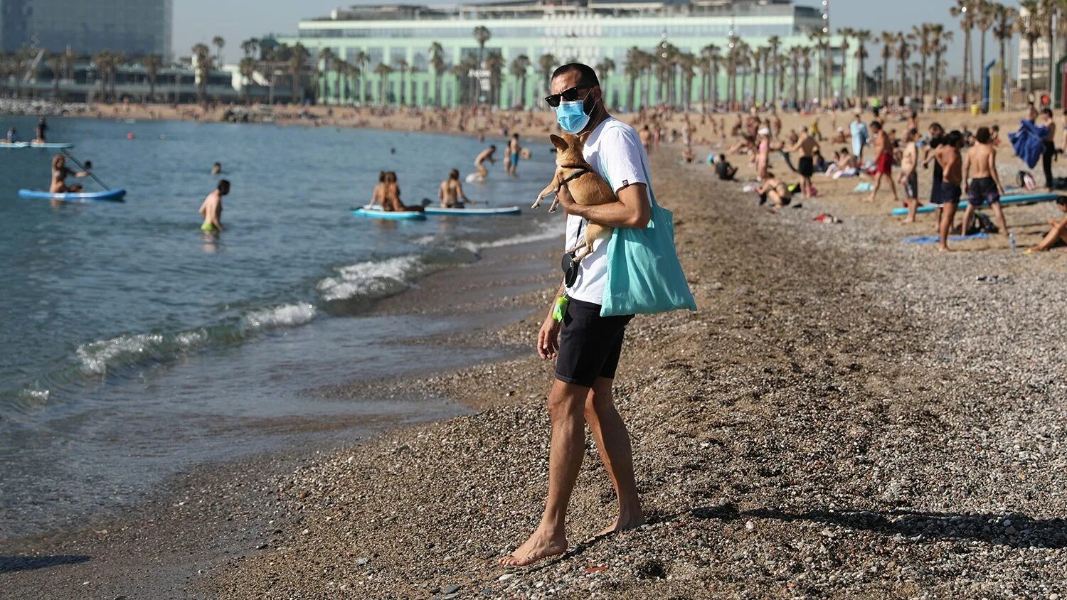 Безопасно ли отдыхать в турции. Пляжи за границей. Пляж море люди. Российский пляж. Люди на пляже.