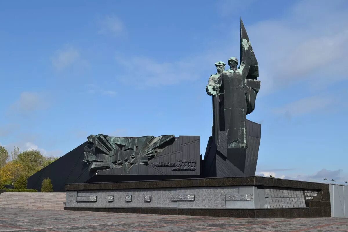 В каком городе находится освободителям. Монумент освободителям донбасса в донецке. памятник освободителям донбасса. парк ленинского комсомола донецк. памятники донецка монумент освободителям.