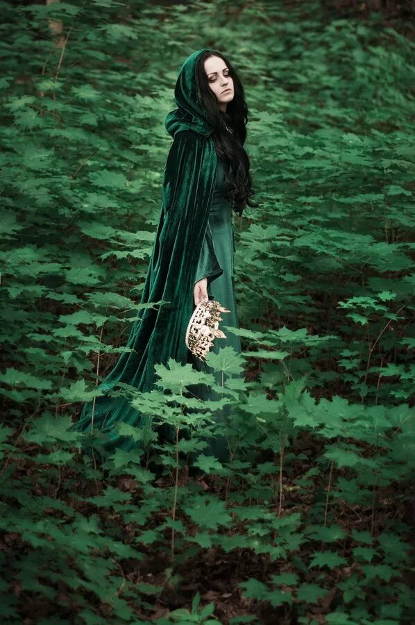Лесная ведьма часть 1 том 1. Фотосессия Лесная ведьма. Колдунья в лесу. Лесная колдунья. Девушка в зеленом.