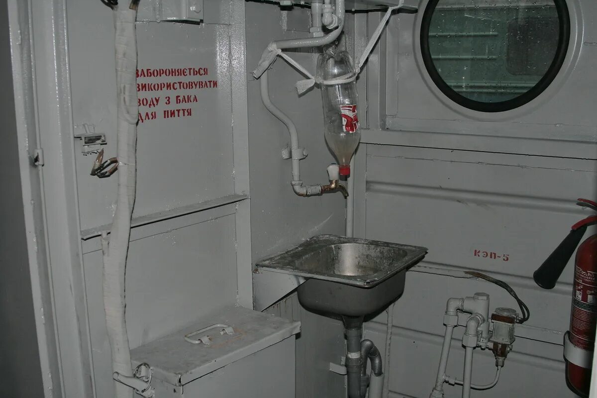 туалет в тепловозе 2тэ116. буржуйка в кабине локомотива. туалет в электровозе вл 80. как машинисты ходят в туалет. туалет в электровозе вл 80.