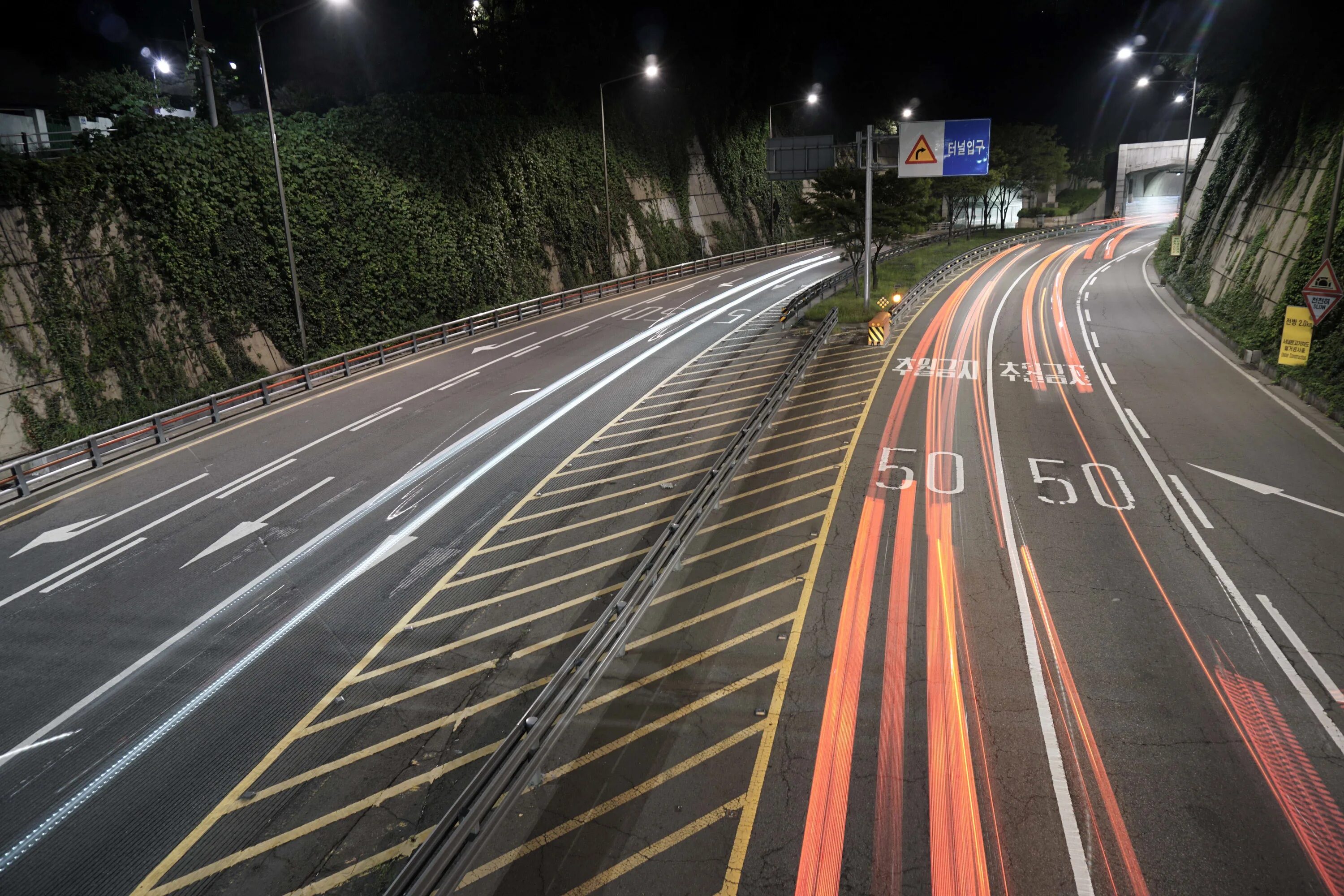 Полоса дороги. Дорожная разметка. Автомагистраль. Полосы на дороге. Night track