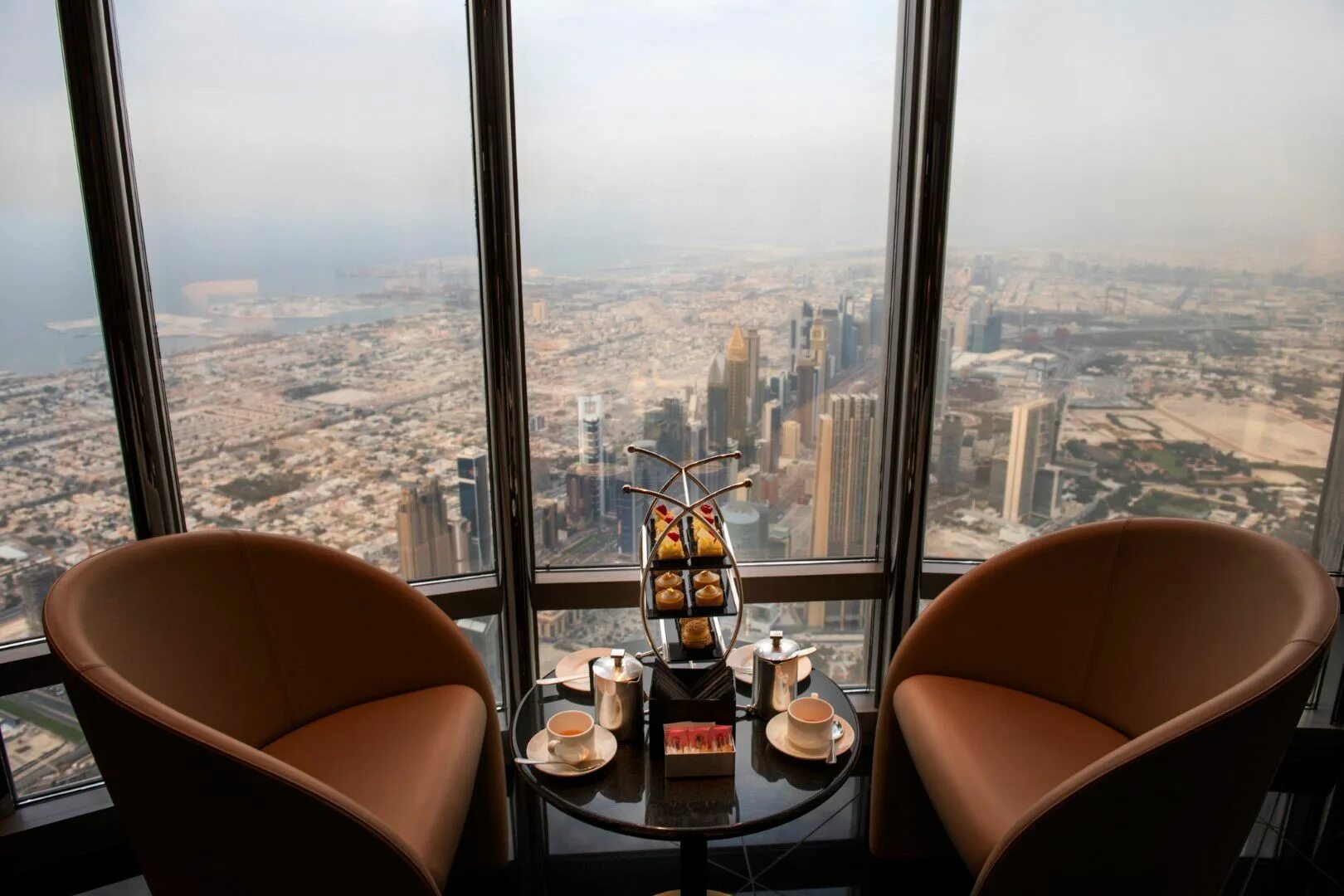 Ресторан с видом дубай. Бурдж-Халифа Дубай. Ресторан в Бурдж Халифа в Дубае. Дубай Бурдж Халифа внутри. Дубай Бурдж Халифа этажи.