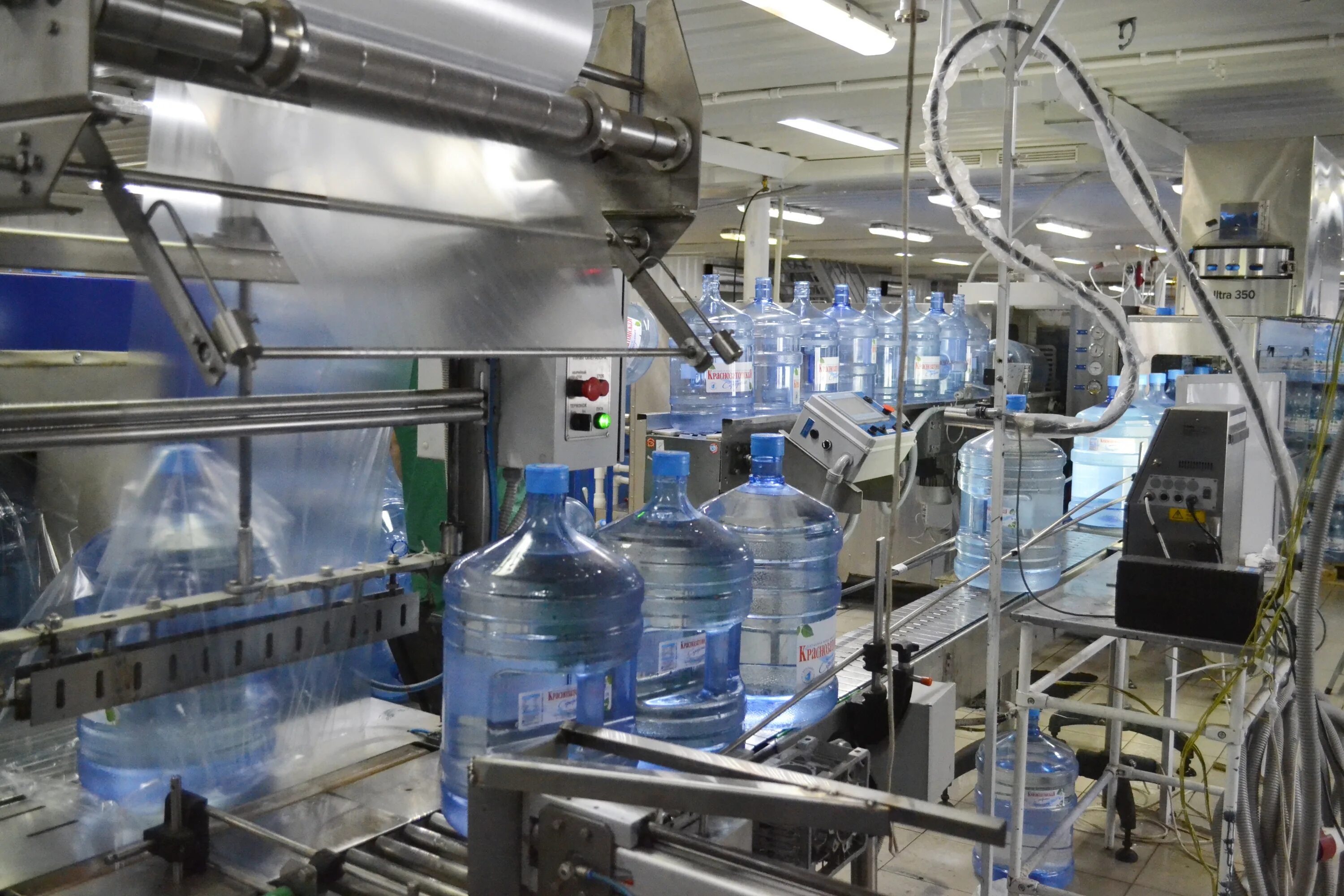 линия розлива бутилированной воды. завод по производству бутилированной воды. завод по производству бутилированной воды. линия розлива бутилированной воды. розлив питьевой воды.