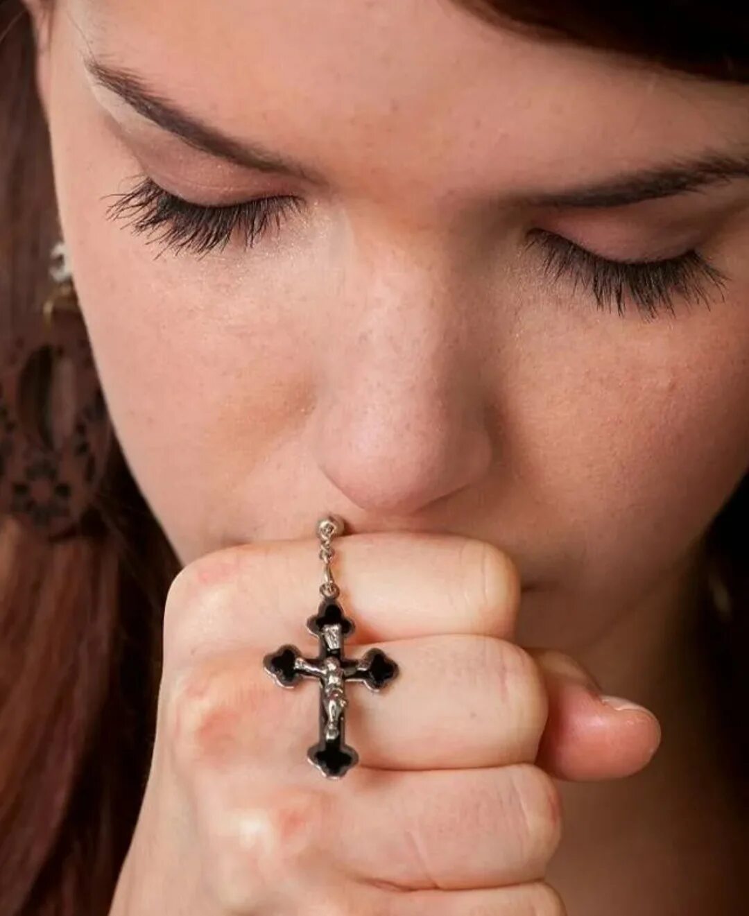 крест на руке. священник с двумя крестами. можно снять крестик на ночь. крест из пластилина. деревянные крестики для покойников.