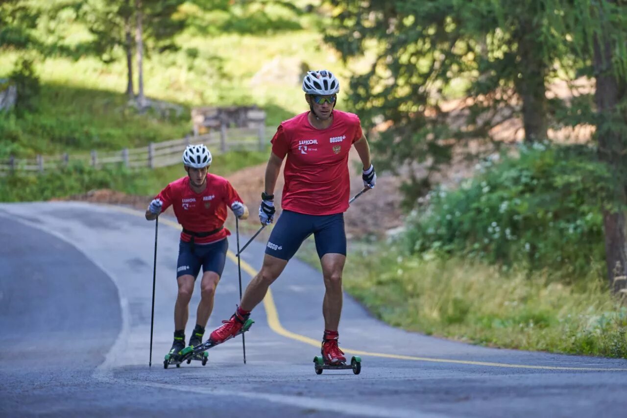 сборная россии лыжники на роллерах. летние тренировки лыжников. лыжи летом. тренировка лыжников. никита крюков торс.