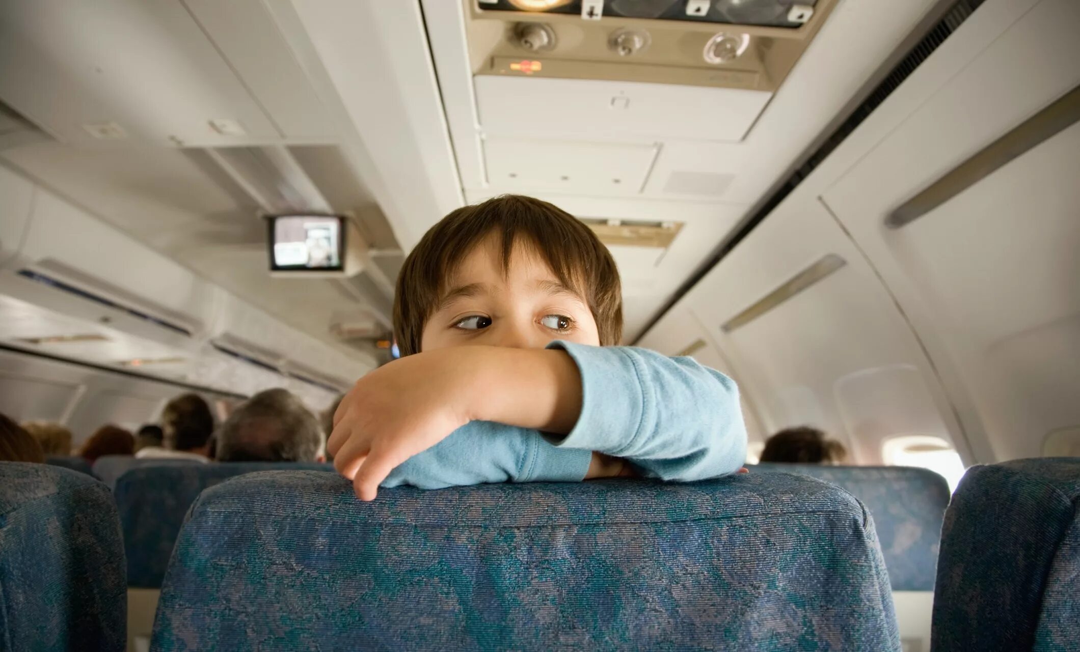 Дети с родителями в самолете. Самолет для детей. Подросток в самолёте. Ребенок пассажир. Пассажиры с детьми в самолете.