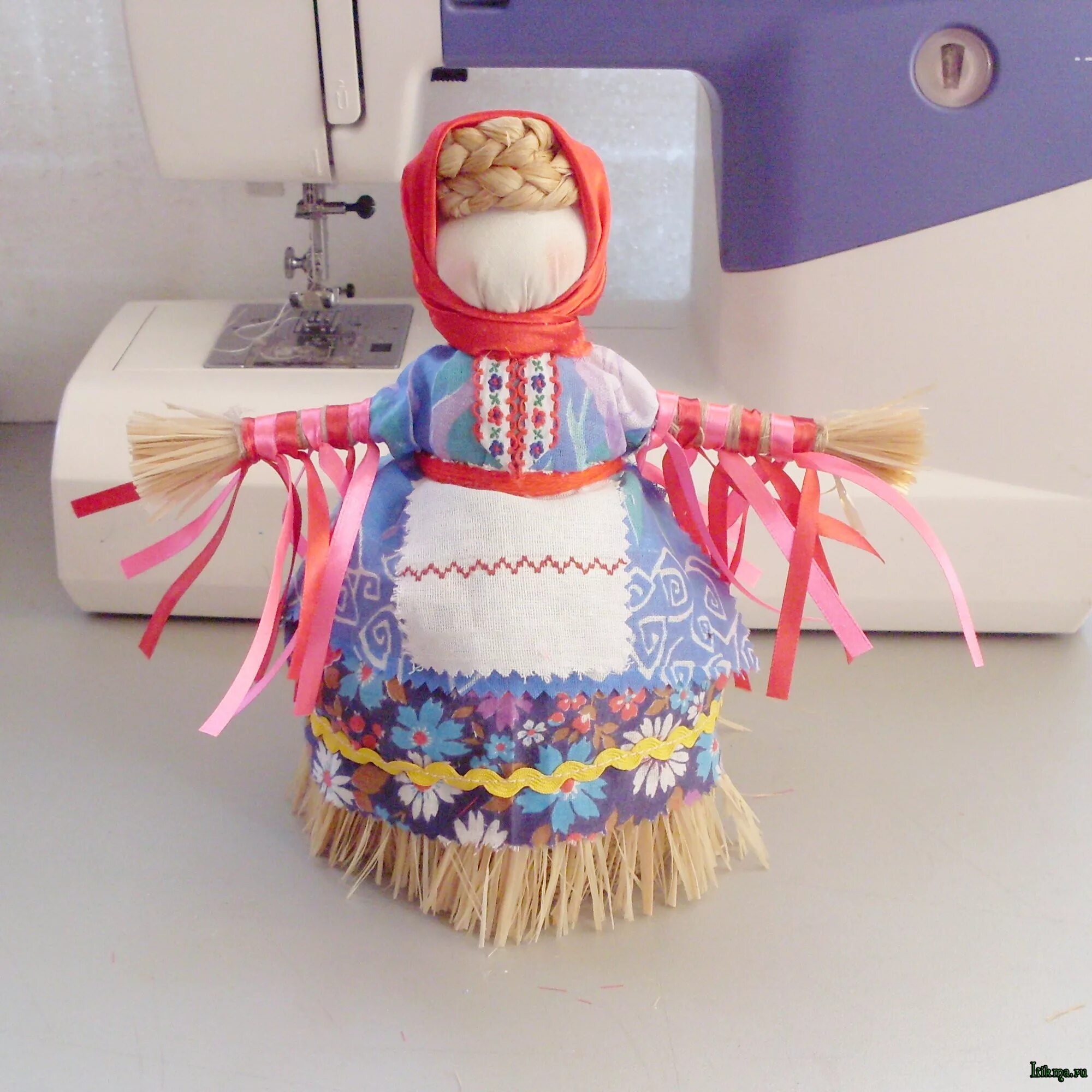 Кукла масленица. Чучело масленицы своими руками в школу. Масленичная кукла. Масленичная кукла. Масленичная кукла.