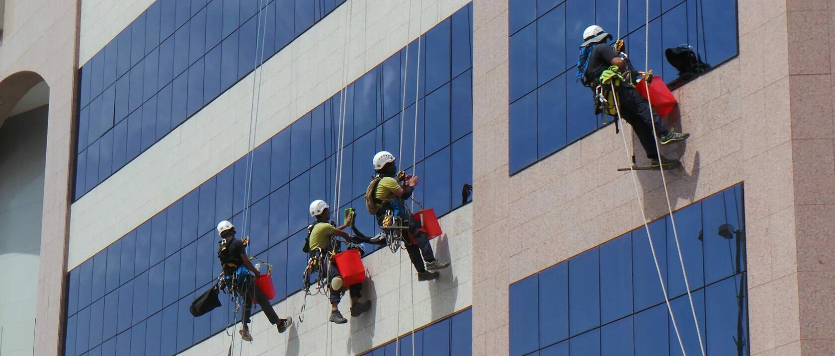 Техника безопасности на высотных работах. Промышленный альпинизм. Высотные монтажные работы. Работник на высоте. Выполнение высотных работ.