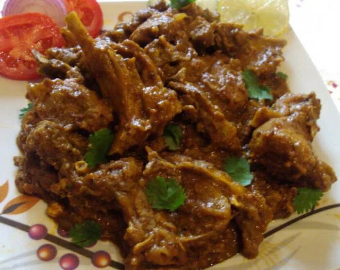 Жареная козлятина. Блюда из мяса козлятина. Коза рецепт. Козлятина в духовке с картошкой. Козлятина с овощами.