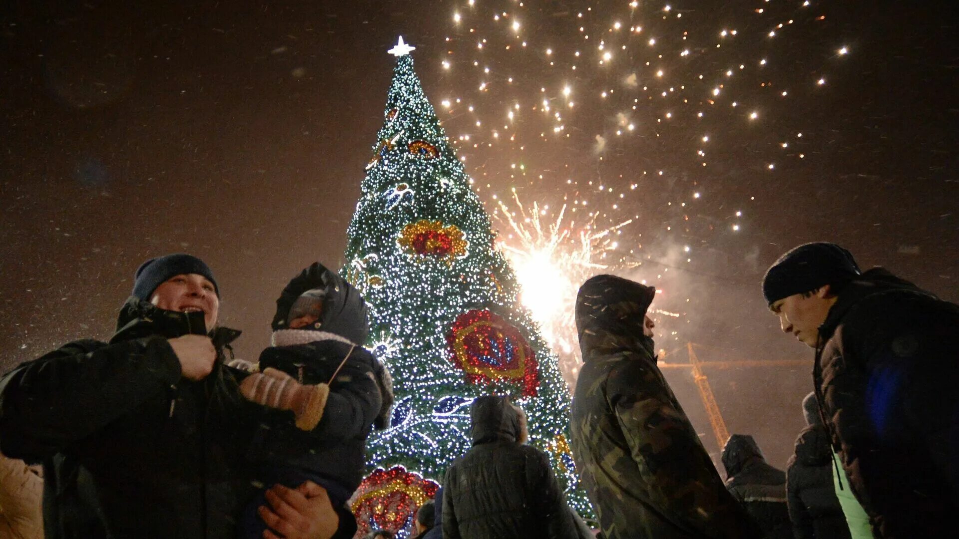 Новогодние каникулы. Празднование нового года в России. Новогодние гуляния. Салют "Новогодняя ночь". Новый год санкции