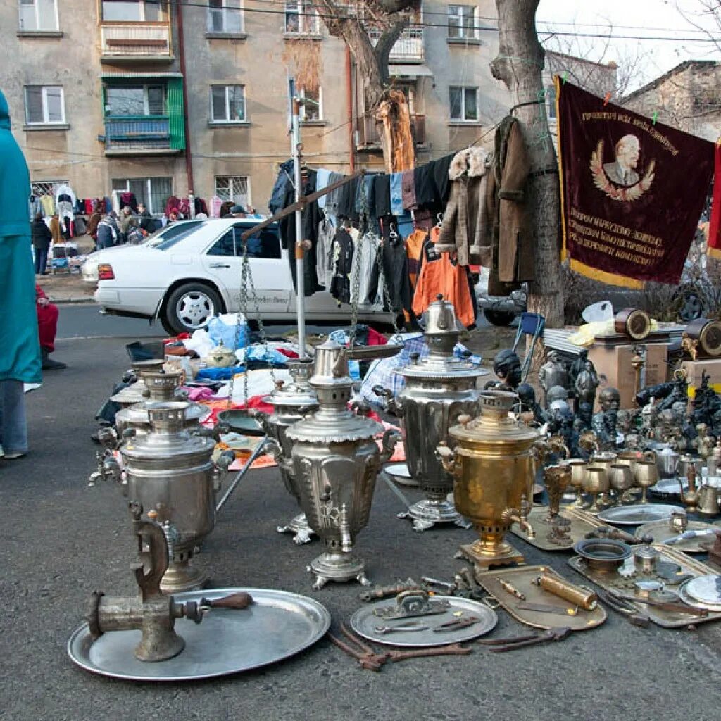 Блошиные рынки подмосковья. Блошиный рынок, Нижний Новгород, Октябрьская улица. Блошиный рынок у станции “Преображенская площадь”. Блошиный рынок в Варшаве.