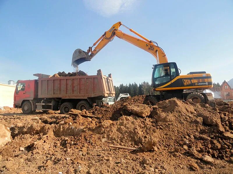 Volvo fmx 10x6. Вывоз грунта камаз. Погрузка грунта в самосвал. Утилизация грунта. Экскаваторы грузят.