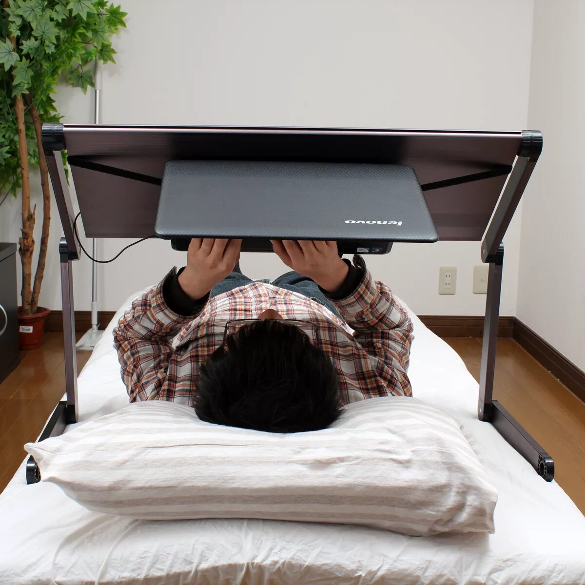 Стол для проектора. Держатель для ноутбука на кровать. Стол для ноутбука лежа. Подставка для ноутбука лежа. Подставка для ноутбука лежа в кровати.