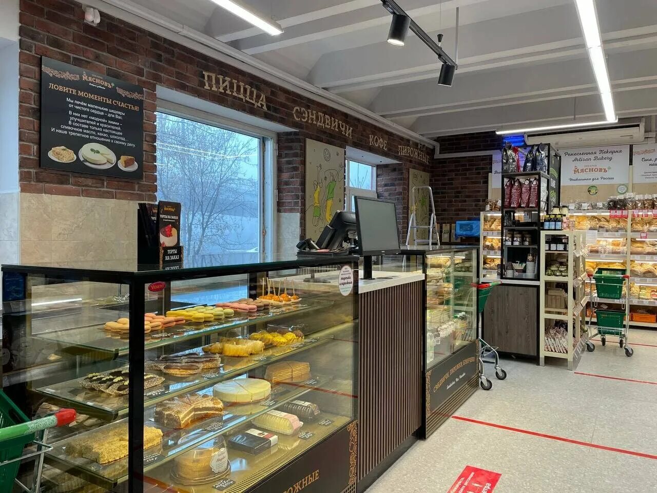 ассортимент продуктового магазина. прилавок с едой. магазин продукты внутри. название продуктового магазина. продуктовый магазин.