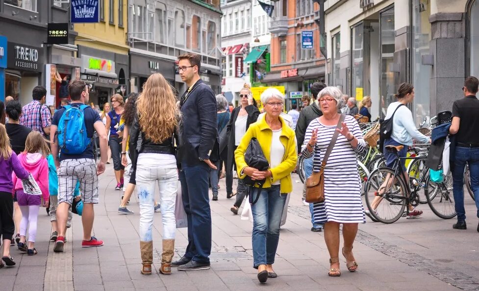 Досуг жителей городов. Жители Дании это датчане. Люди в городе. Люди на улице.