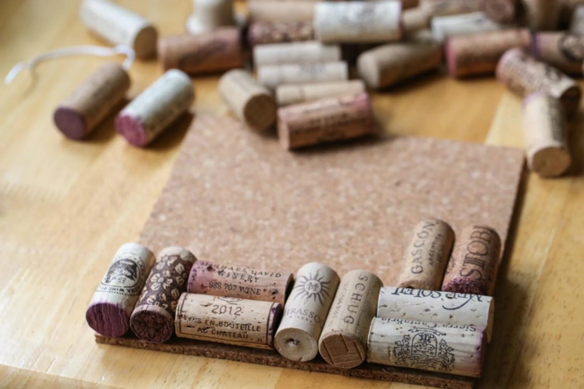 Подставка для горячего из пробок. Подставка под горячее из пробок. Подставка под горячее из пробк. Подставка под горячее из пробок от вина. Подставка под горячее из пробок.