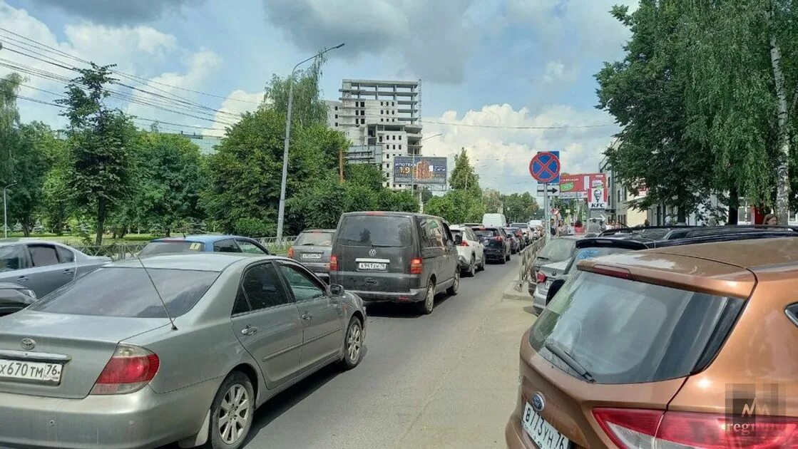 Пробка машин. Заволжский мост Ярославль. Пробки Ярославль. Пробка на Октябрьском мосту Ярославль.