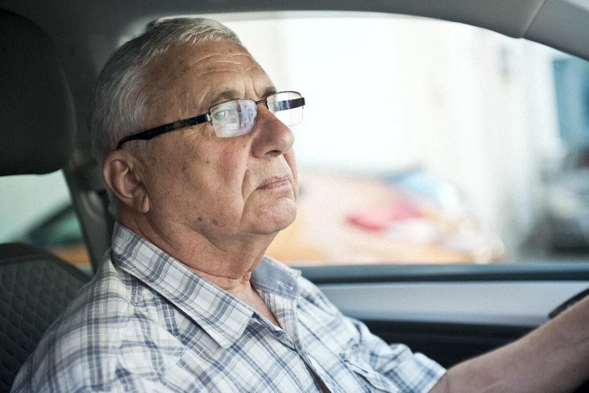 Отец пожилой мужчина. Дед за рулем. Старик за рулем. Пожилой таксист. Пожилой за рулем.