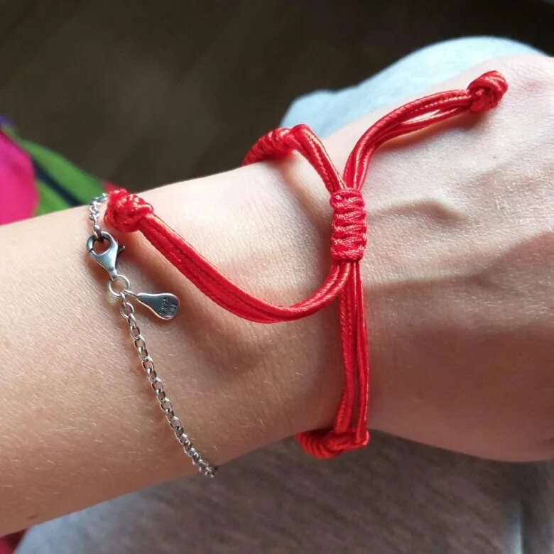 Красная шерстяная нить. Красная нить. Красная нить. Красная ниточка на запястье. Красная нить.